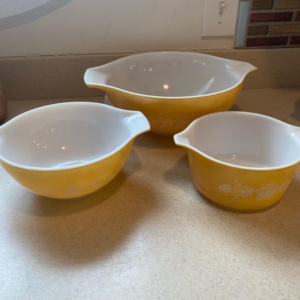 Set of 3 Pyrex Bowl set. Yellow With white flowers